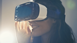 Frau mit Virtual Reality Brille